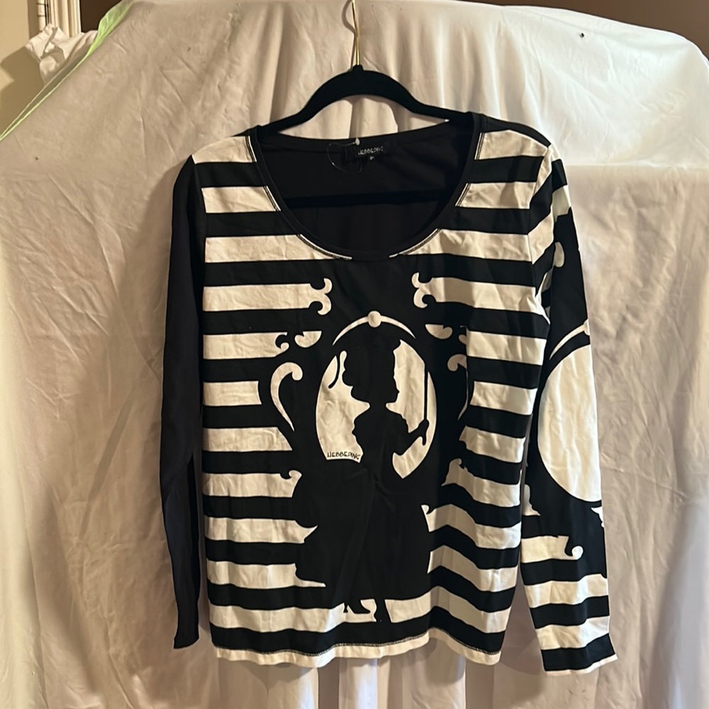 Hebbeding fits like L/XL black and white stripes and cameo
